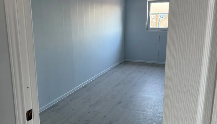 Модульное здание БытБлок из 7 контейнеров из сэндвич-панелей с санузлами внутри и отделкой