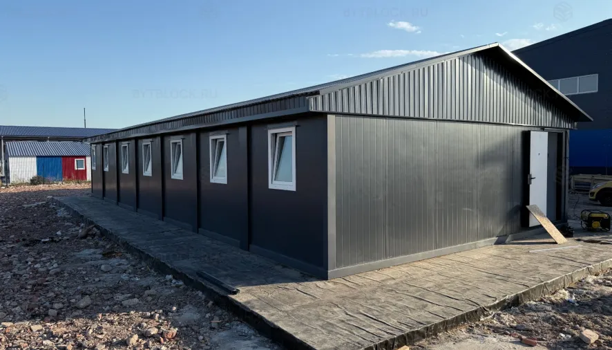Модульное здание БытБлок из 7 блок-контейнеров из сэндвич-панелей с санузлами