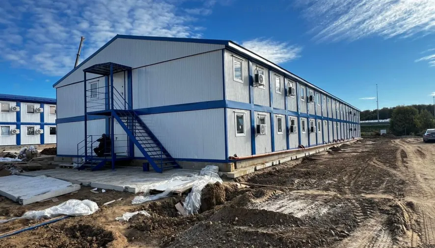 Модульное здание из 100 блок-контейнеров